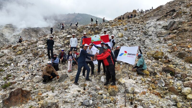Di Punggung Papandayan, Patrapala Kilang Cilacap Bagikan Bunga untuk Kartini dan Harapan untuk Bumi