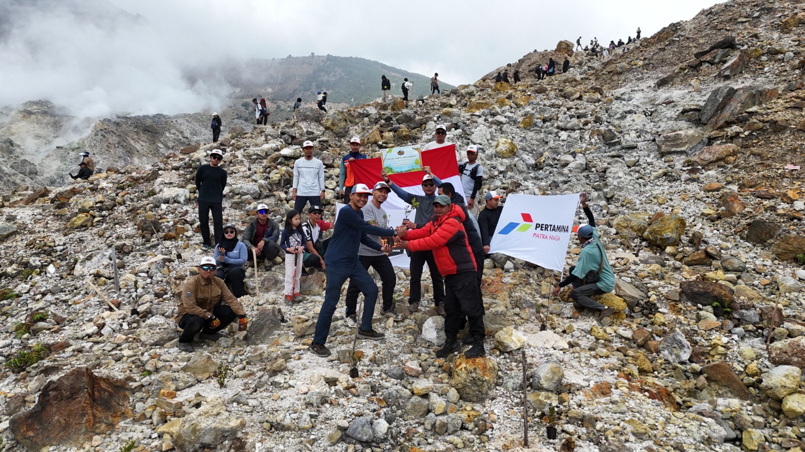 Di Punggung Papandayan, Patrapala Kilang Cilacap Bagikan Bunga untuk Kartini dan Harapan untuk Bumi