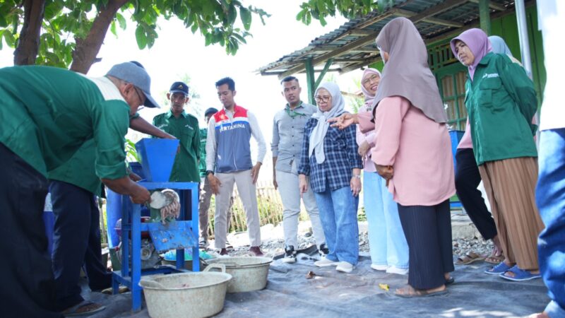 Pertamina Patra Niaga RU Cilacap Latih Peternak Kalijaran Ciptakan Pakan Hemat & Bernutrisi