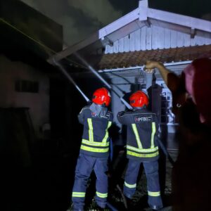Pertamina Fire Brigade RU Cilacap Bantu Proses Pemadaman Kebakaran Ruko di Jalan Tendean