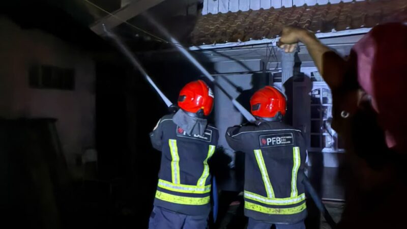 Pertamina Fire Brigade RU Cilacap Bantu Proses Pemadaman Kebakaran Ruko di Jalan Tendean