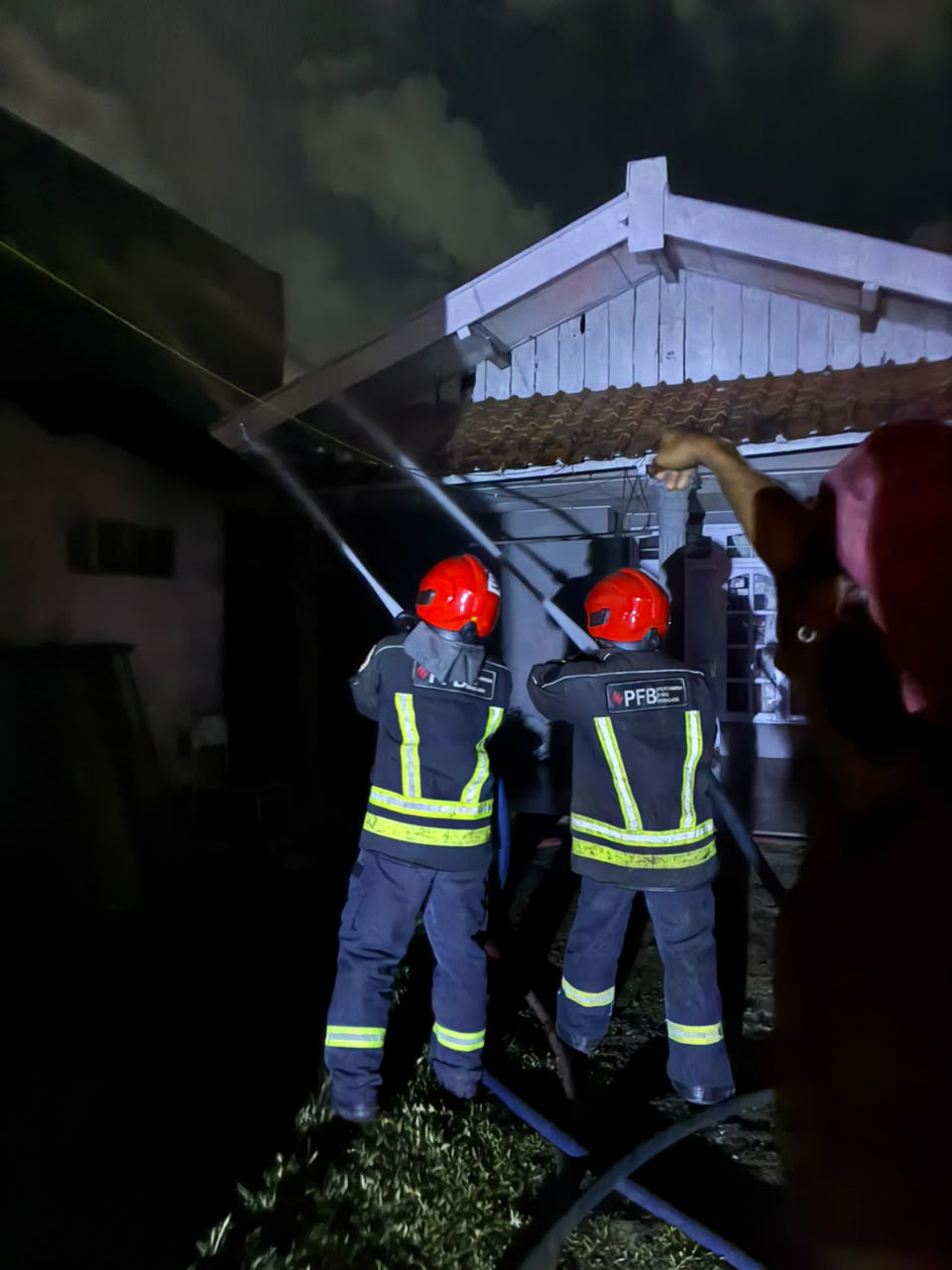Pertamina Fire Brigade RU Cilacap Bantu Proses Pemadaman Kebakaran Ruko di Jalan Tendean